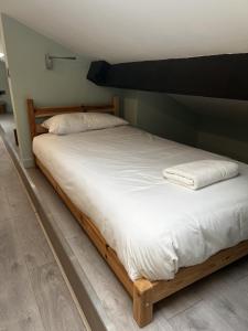 a large bed with white sheets and pillows on it at Hamilton House, Chester in Hope +12 photos