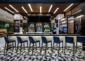 a bar with blue chairs in a restaurant at Sonesta Columbus Downtown in Columbus