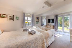 a bedroom with a large bed and a couch at 1 Bed in Snape oc-sfgcs in Snape