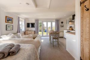 a living room with two beds and a kitchen at 1 Bed in Snape oc-sfgcs in Snape