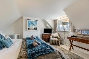 a bedroom with a bed with a blue blanket at 3 Bed in Brancaster oc-h27159 in Brancaster