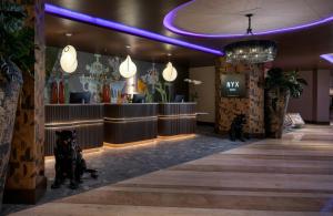 eine Lobby mit zwei Hunden, die vor einem Salon sitzen in der Unterkunft NYX Hotel Rome by Leonardo Hotels in Rom