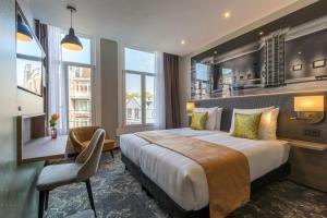 En eller flere senge i et værelse på Leonardo Hotel Amsterdam Museum Quarter