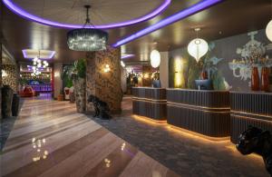 Die Lobby eines Restaurants mit violetter Beleuchtung in der Unterkunft NYX Hotel Rome by Leonardo Hotels in Rom