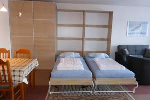 グレーミッツにあるVilla am Meer (Ostsee)のベッド2台とソファが備わる客室です。