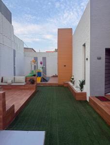 a backyard with a green lawn and a house at شاليهات سمو بارك in Taif