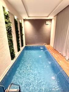 a large swimming pool in a room with at شاليهات سمو بارك in Taif