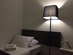 Llit o llits en una habitació de Lima.Tujoh
