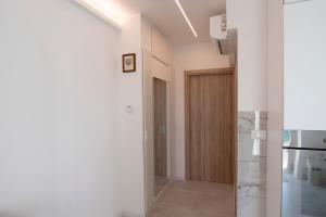 a hallway with a wooden door in a room at Al Melograno in Aquilinia +11 photos
