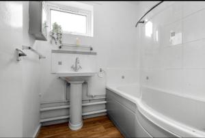 a white bathroom with a sink and a bath tub at Central Upton Upon Severn 2 bedroom property sleeps 6 in Upton upon Severn +8 photos