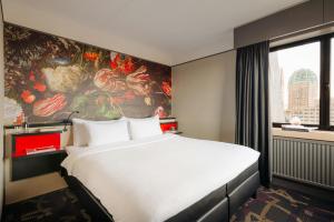 a hotel room with a large bed and a painting at Leonardo Hotel Den Haag Babylon in The Hague