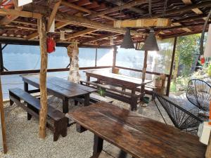 a group of wooden picnic tables in a pavilion at DM El Refugio SG Af3 in Pinal de Amoles