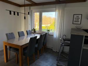 a dining room with a table and chairs and a window at Voll Ausgestattetes Appartment in Bergkamen-Oberaden in Bergkamen