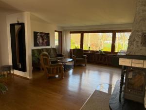 a living room with a couch and chairs and a fireplace at Voll Ausgestattetes Appartment in Bergkamen-Oberaden in Bergkamen