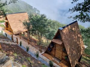 a small wooden house with a roof on a hill at DM El Refugio SG Af3 in Pinal de Amoles