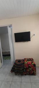 a room with a flat screen tv on a wall at Casa simples Natal Luz e FIG in Garanhuns
