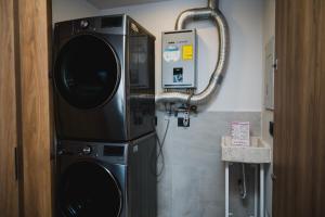 a bathroom with a washer and dryer in a room at Livet Ottawa 802 in Guadalajara