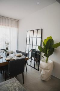 a living room with a table and a plant in a vase at Livet Ottawa 802 in Guadalajara