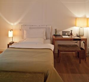 Postel nebo postele na pokoji v ubytování Louis Hotel