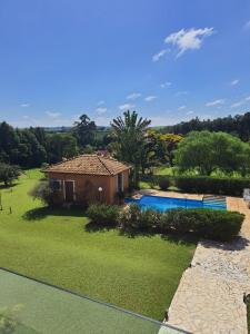 a house with a swimming pool in a yard at Sítio Ubaitaba in Boituva