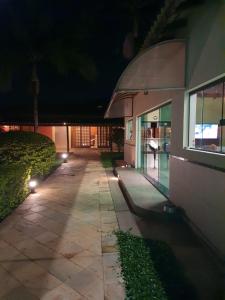 a walkway outside of a building at night at Sítio Ubaitaba in Boituva