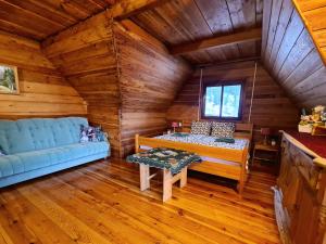 a room with a couch and a table in a cabin at Sępia Chata dom do wynajęcia in Świeradów-Zdrój
