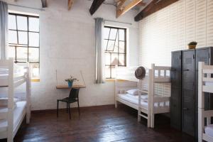 Кровать или кровати в номере CURIOCITY Backpackers Johannesburg