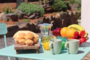 a table with a tray of fruit and juice at Casa Bela in Villaverde