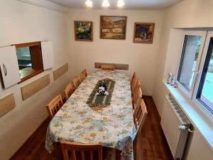 a dining room with a long table and chairs at Sępia Chata dom do wynajęcia in Świeradów-Zdrój