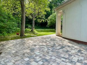 an empty driveway in front of a house at Giulia Vendégház in Balatonboglár