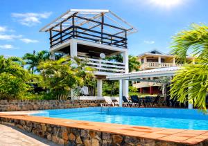 a house with a swimming pool and a building at Dennis' Hideaway in Mayreau