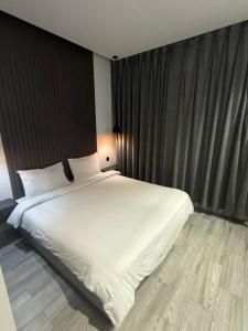 a bedroom with a large white bed in it at شاليهات سمو بارك 2 in Taif