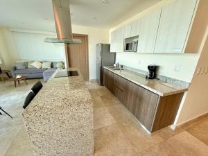 eine Küche mit Arbeitsplatte in einem Zimmer in der Unterkunft Central 102 Malecón in Mazatlán