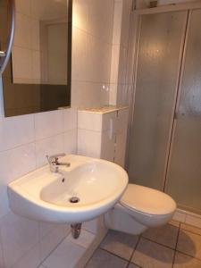 Un baño blanco con lavabo e inodoro. en Villa am Meer (Ostsee), en Grömitz 13 fotos más