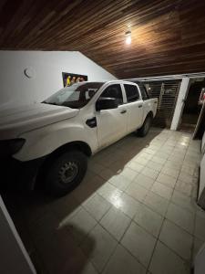Ein weißer Lastwagen parkte in einer Parkgarage. in der Unterkunft Casa Osiris in Cali + 8 Fotos