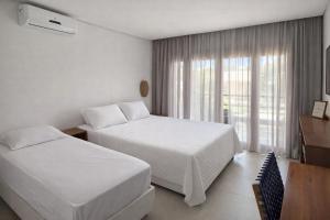 a hotel room with two beds and a window at Bali BG Casa Bamboo in Barra Grande +36 photos
