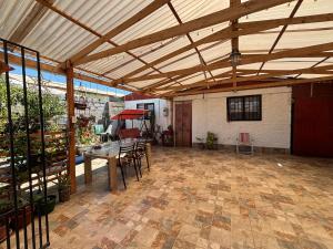 a large patio with a table and chairs in it at Refugio Costero in Caldera