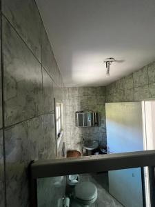 a bathroom with a toilet and a sink at Casa Top Laranjal com Piscina in Pelotas +5 photos