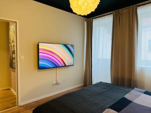 ein Schlafzimmer mit einem Bett und einem farbenfrohen Gemälde an der Wand in der Unterkunft White Inn - Statement in Mürzzuschlag