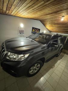 Ein silberner Geländewagen parkte in einer Parkgarage. in der Unterkunft Casa Osiris in Cali