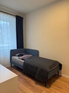 ein Schlafzimmer mit einem Bett und einem Fenster in der Unterkunft White Inn - Statement in Mürzzuschlag