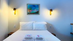 a bedroom with a bed with two towels on it at Vila Bonita Guest House in Alto Paraíso de Goiás +85 photos
