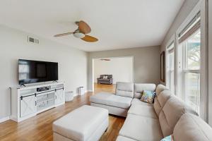 a living room with a couch and a tv at The Lazy Oak Retreat in Rockport