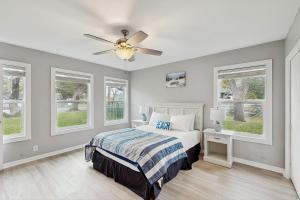 a bedroom with a bed and a ceiling fan at The Lazy Oak Retreat in Rockport