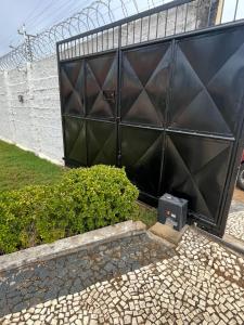 a black fence with a black box in front of it at Chácara Rbs in Sobral +64 photos