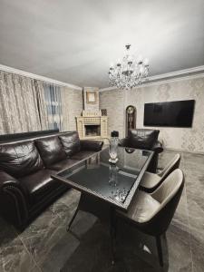 a living room with a couch and a table at Prime House in Akunkʼ