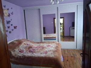 a bedroom with a bed and a large mirror at Colț de Rai in Gara Bucureşti Progresu