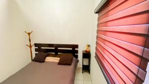 a bedroom with a bed and a red wall at Depa Altavela en Bahía, Hospital IMSS 33 muy cerca in Mezcales