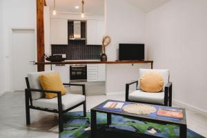 a living room with two chairs and a coffee table at Artist’s corner in central Caldas in Caldas da Rainha