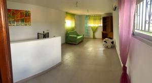 a hallway with a living room with a green chair at Casa familiar La Cabra in Talavera de la Reina +1 photo